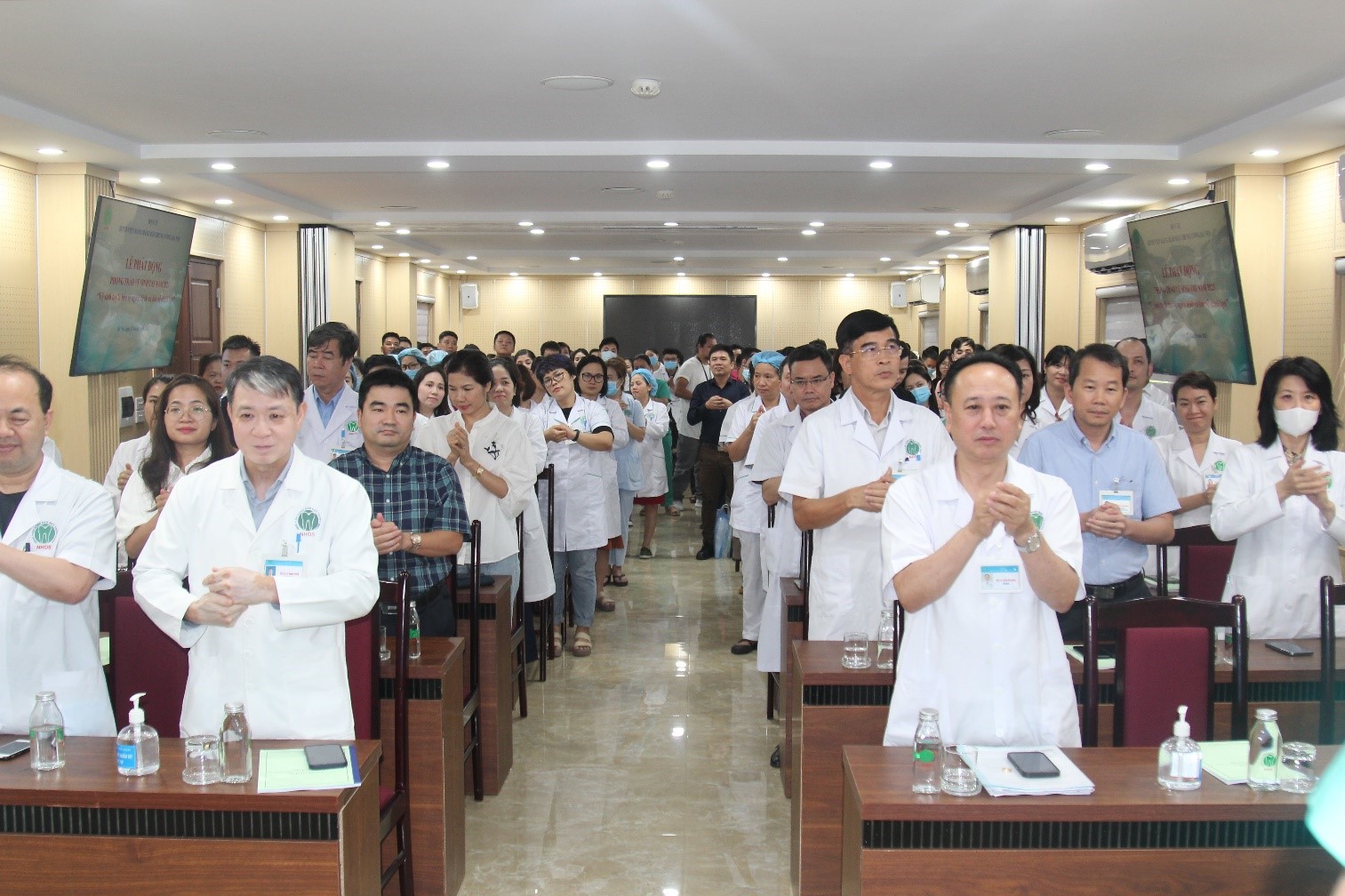 Đại biểu tham dự ôn lại thực hành vệ sinh tay tại buổi Lễ